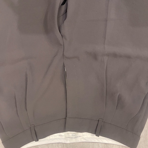 Wilfred The Effortless Pant in Peppercorn Gray. - Picture 4 of 11